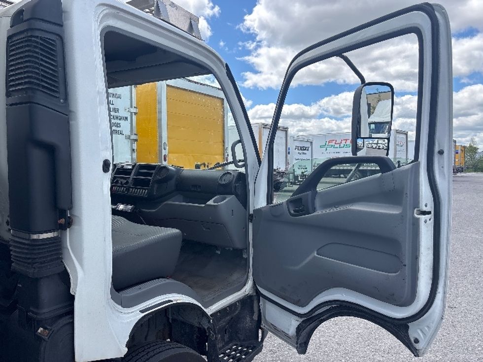 Refrigerated Truck-Light and Medium Duty Trucks-Hino-2018-195-Ottawa-ON-223,625\n\t\tkm-$ 62,750 - Image 20