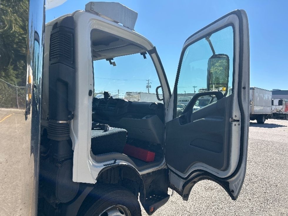 Refrigerated Truck-Light and Medium Duty Trucks-Hino-2019-195-Abbotsford-BC-314,810\n\t\tkm-$ 44,750 - Image 20