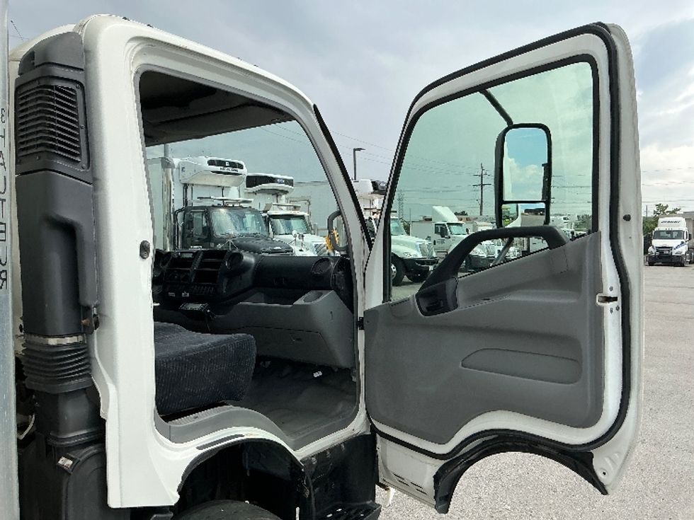 Refrigerated Truck-Light and Medium Duty Trucks-Hino-2019-195-Cambridge-ON-290,743\n\t\tkm-$ 55,750 - Image 19