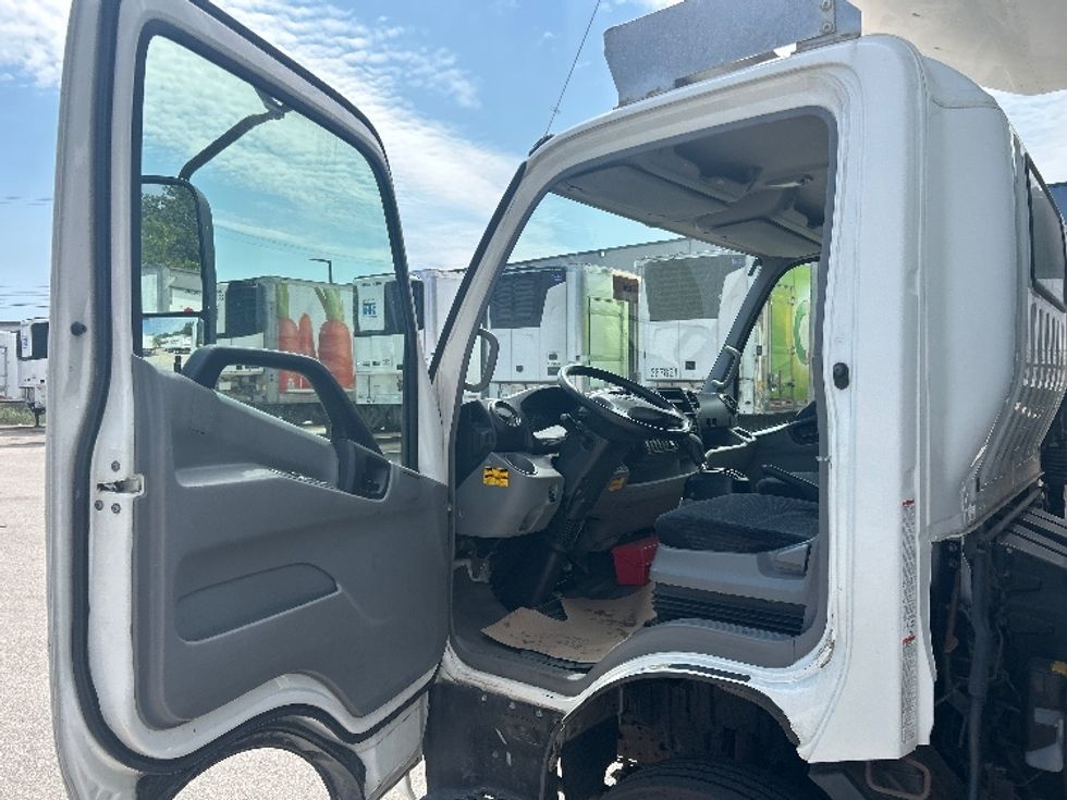 Refrigerated Truck-Light and Medium Duty Trucks-Hino-2019-195-Delta-BC-183,273\n\t\tkm-$ 61,750 - Image 16