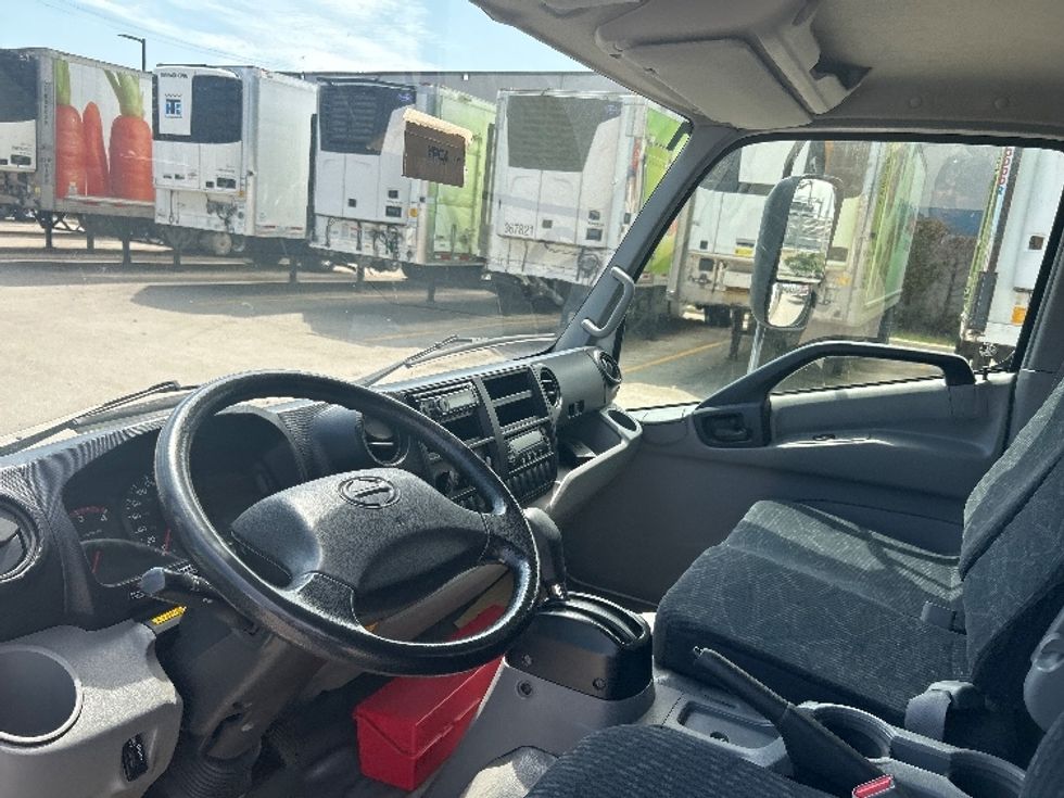 Refrigerated Truck-Light and Medium Duty Trucks-Hino-2019-195-Delta-BC-183,273\n\t\tkm-$ 61,750 - Image 17