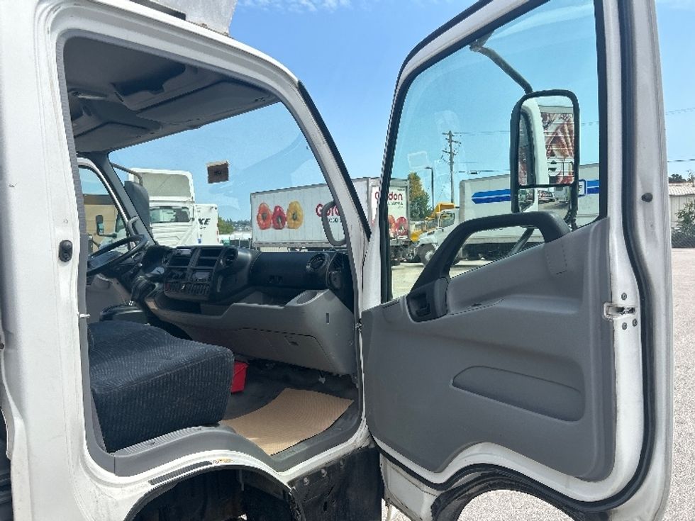 Refrigerated Truck-Light and Medium Duty Trucks-Hino-2019-195-Delta-BC-183,273\n\t\tkm-$ 61,750 - Image 20