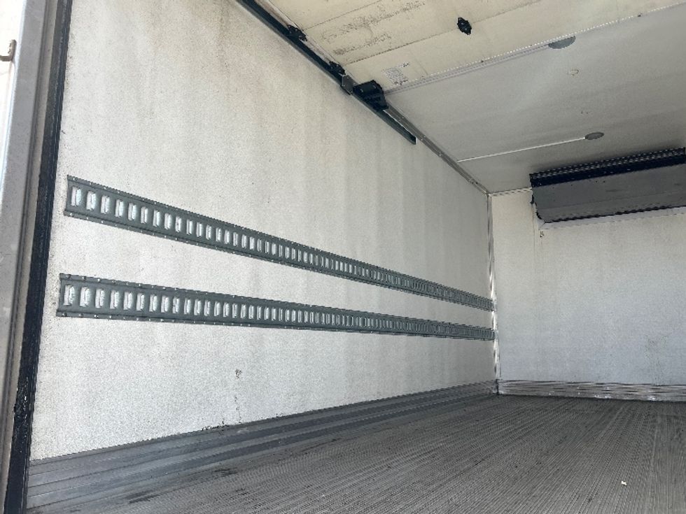 Refrigerated Truck-Light and Medium Duty Trucks-Hino-2019-195-Delta-BC-231,336\n\t\tkm-$ 63,750 - Image 10