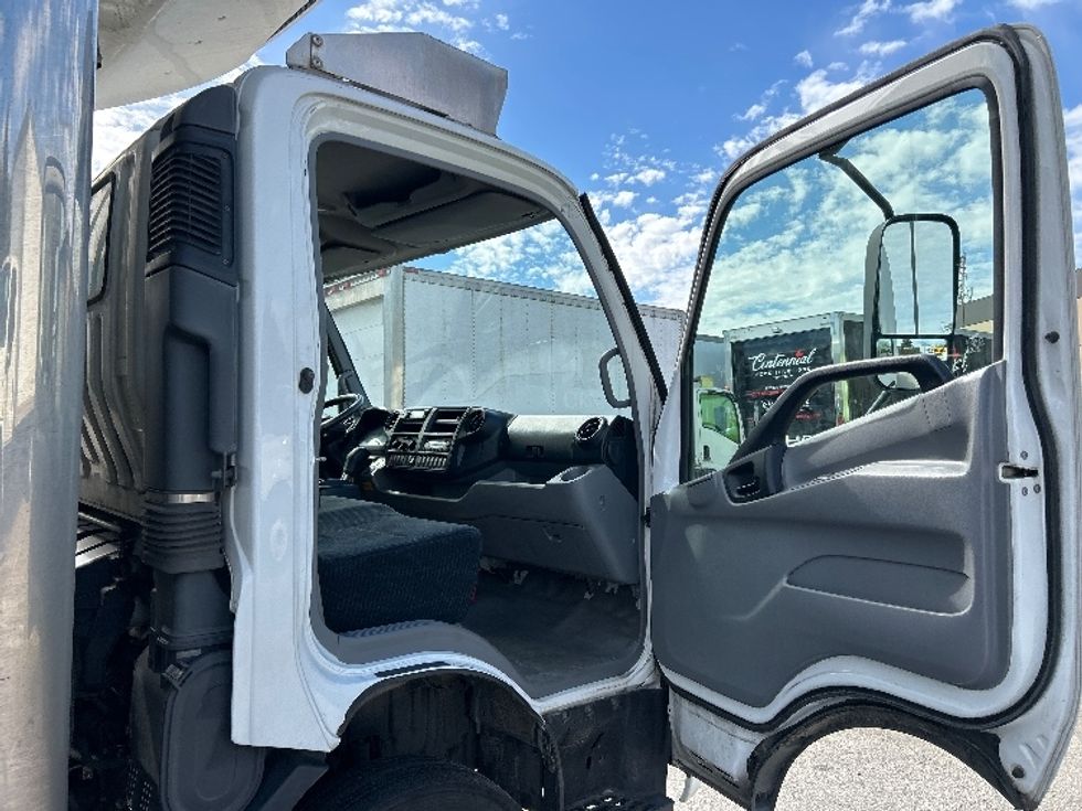 Refrigerated Truck-Light and Medium Duty Trucks-Hino-2019-195-Delta-BC-231,336\n\t\tkm-$ 63,750 - Image 15