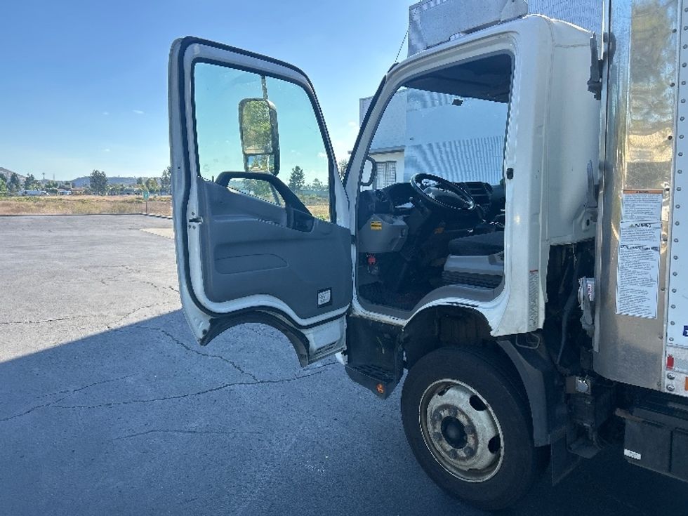 Refrigerated Truck-Light and Medium Duty Trucks-Hino-2019-195-Fontana-CA-201,366\n\t\tmiles-$ 33,000 - Image 16