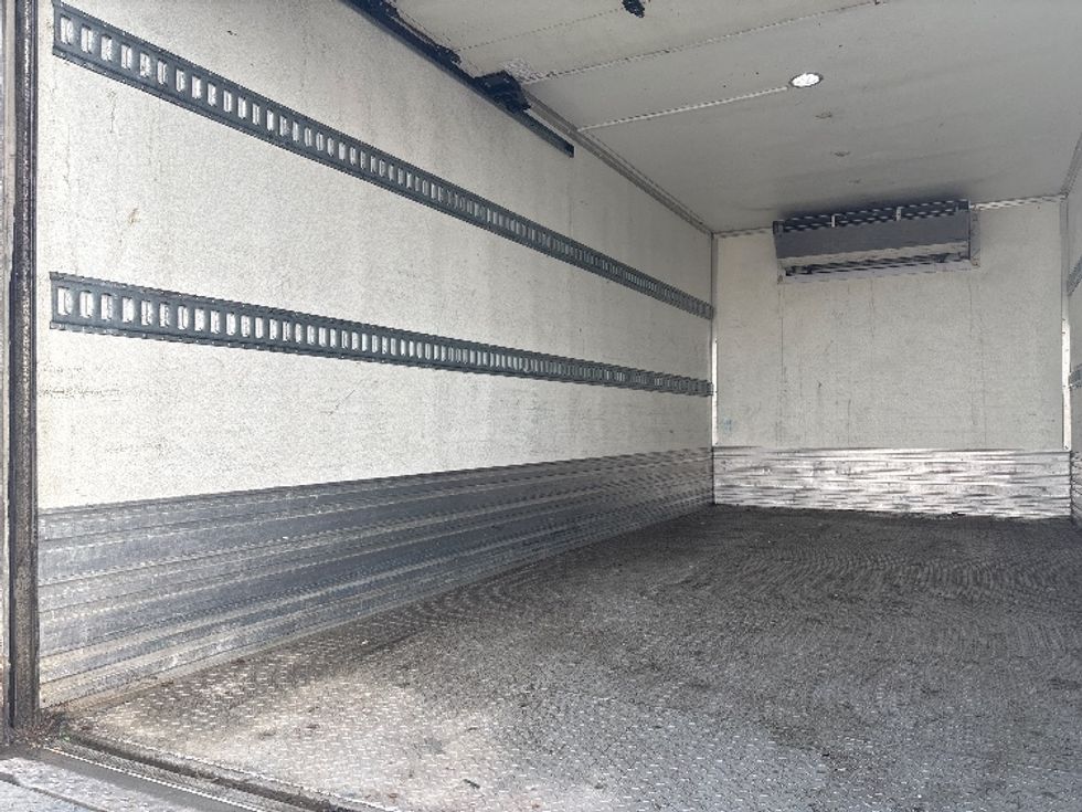 Refrigerated Truck-Light and Medium Duty Trucks-Hino-2019-195-Mississauga-ON-111,269\n\t\tkm-$ 77,500 - Image 11