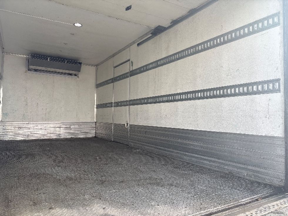 Refrigerated Truck-Light and Medium Duty Trucks-Hino-2019-195-Mississauga-ON-111,269\n\t\tkm-$ 77,500 - Image 12