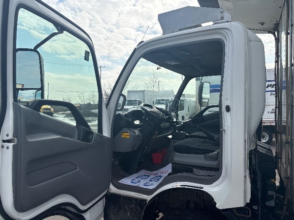 Refrigerated Truck-Light and Medium Duty Trucks-Hino-2019-195-Mississauga-ON-111,269\n\t\tkm-$ 77,500 - Image 16