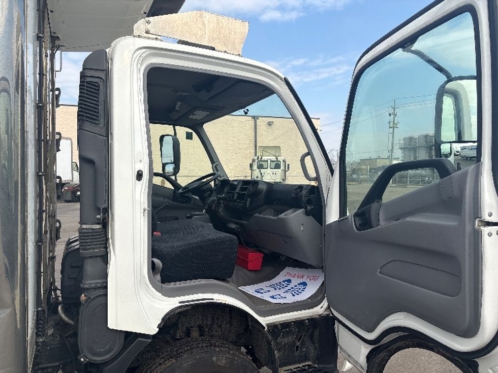 Refrigerated Truck-Light and Medium Duty Trucks-Hino-2019-195-Mississauga-ON-111,269\n\t\tkm-$ 77,500 - Image 20
