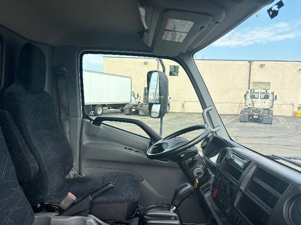 Refrigerated Truck-Light and Medium Duty Trucks-Hino-2019-195-Mississauga-ON-111,269\n\t\tkm-$ 77,500 - Image 22