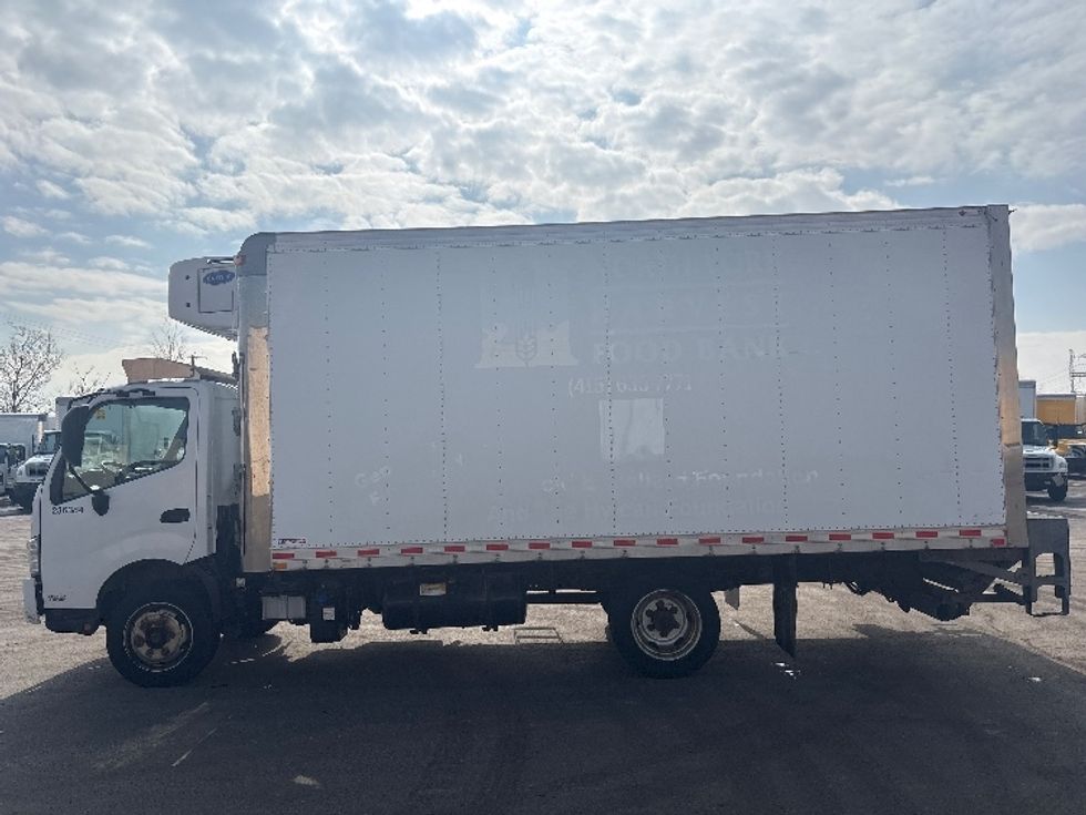 Refrigerated Truck-Light and Medium Duty Trucks-Hino-2019-195-Mississauga-ON-111,269\n\t\tkm-$ 77,500 - Image 4