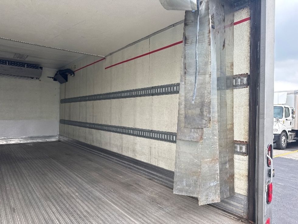 Refrigerated Truck-Light and Medium Duty Trucks-Hino-2019-195-Mississauga-ON-158,127\n\t\tkm-$ 72,750 - Image 12