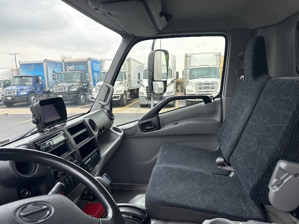 Refrigerated Truck-Light and Medium Duty Trucks-Hino-2019-195-Mississauga-ON-158,127\n\t\tkm-$ 72,750 - Image 19