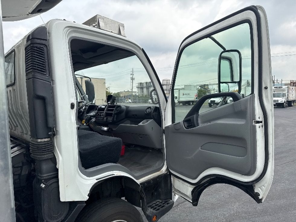 Refrigerated Truck-Light and Medium Duty Trucks-Hino-2019-195-Mississauga-ON-158,127\n\t\tkm-$ 72,750 - Image 20