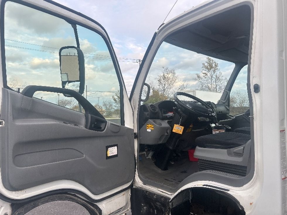 Refrigerated Truck-Light and Medium Duty Trucks-Hino-2019-195-Mississauga-ON-291,281\n\t\tkm-$ 56,250 - Image 15