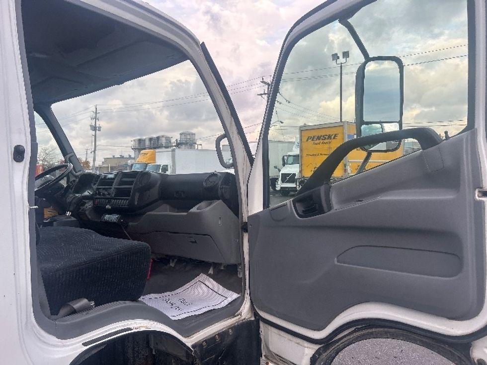 Refrigerated Truck-Light and Medium Duty Trucks-Hino-2019-195-Mississauga-ON-291,281\n\t\tkm-$ 56,250 - Image 19