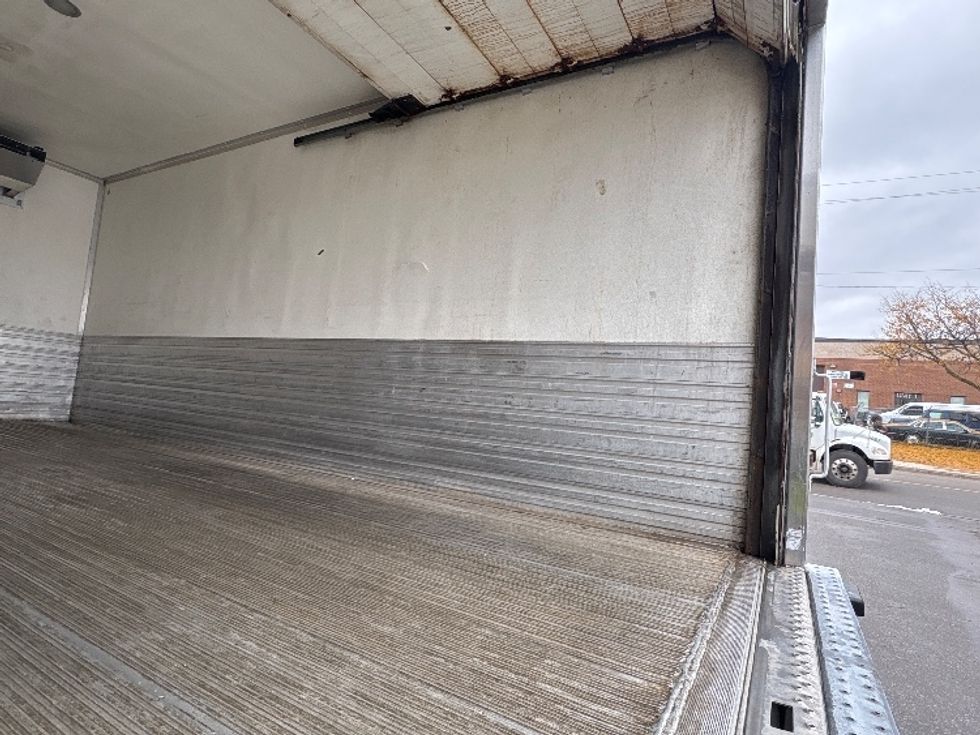 Refrigerated Truck-Light and Medium Duty Trucks-Hino-2019-195-Mississauga-ON-359,358\n\t\tkm-$ 39,500 - Image 11