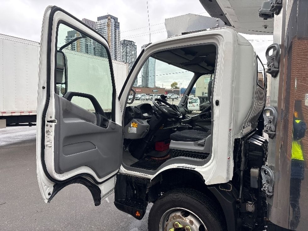 Refrigerated Truck-Light and Medium Duty Trucks-Hino-2019-195-Mississauga-ON-359,358\n\t\tkm-$ 39,500 - Image 15