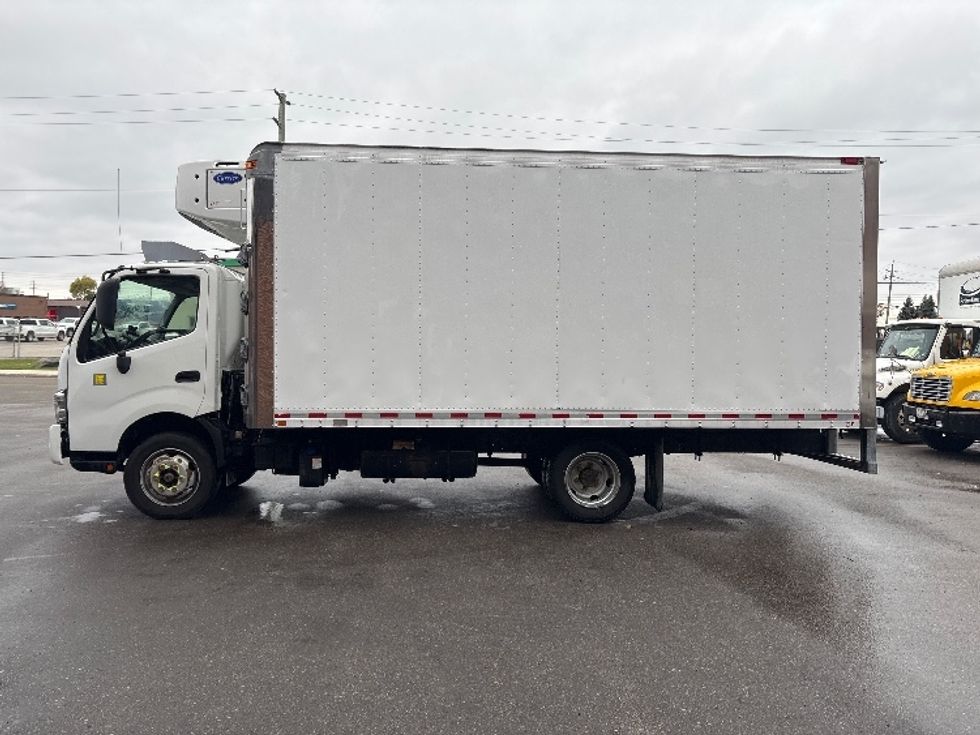 Refrigerated Truck-Light and Medium Duty Trucks-Hino-2019-195-Mississauga-ON-359,358\n\t\tkm-$ 39,500 - Image 4