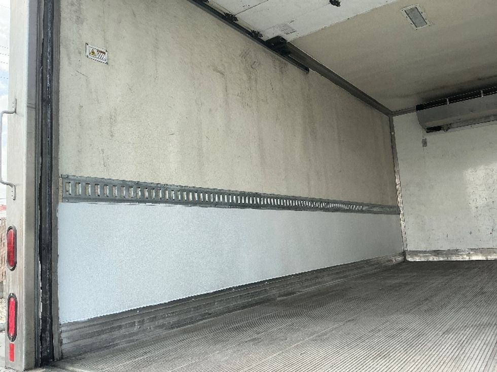 Refrigerated Truck-Light and Medium Duty Trucks-Hino-2019-195-Torrance-CA-112,661\n\t\tmiles-$ 52,250 - Image 11