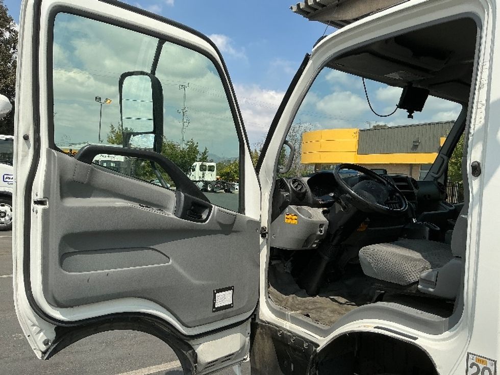 Refrigerated Truck-Light and Medium Duty Trucks-Hino-2019-195-Torrance-CA-112,661\n\t\tmiles-$ 52,250 - Image 16