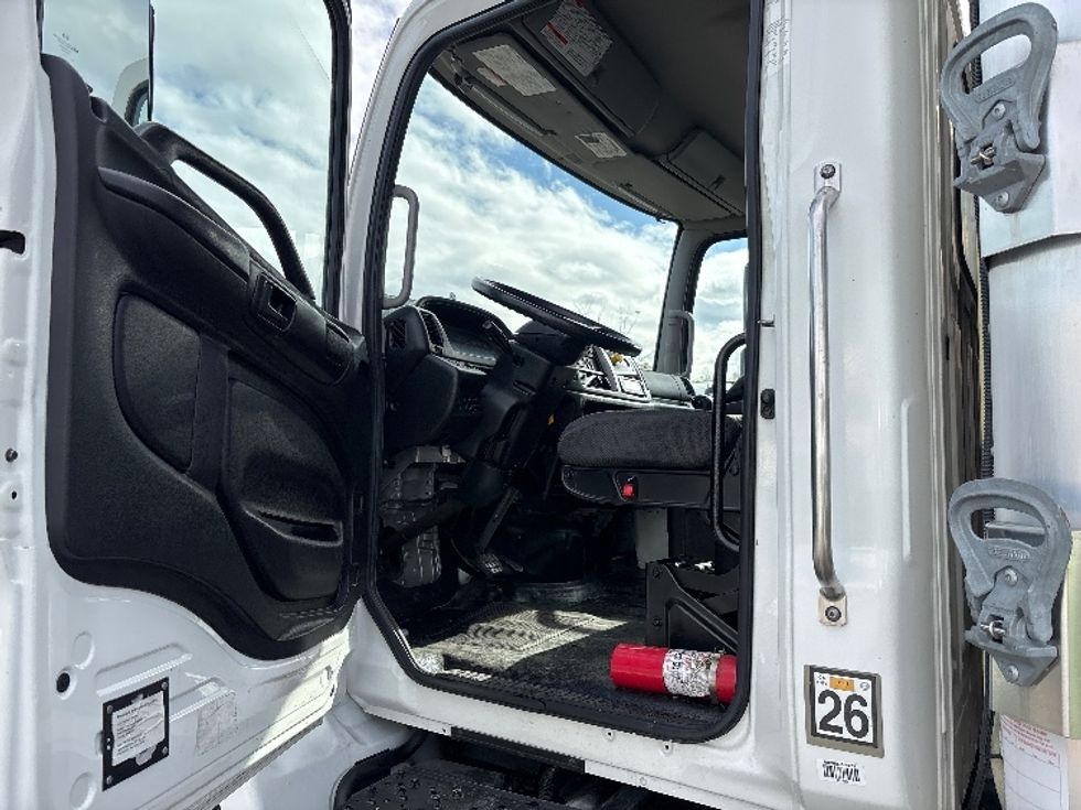 Refrigerated Truck-Light and Medium Duty Trucks-Hino-2019-268-Fresno-CA-66,779\n\t\tmiles-$ 72,750 - Image 15