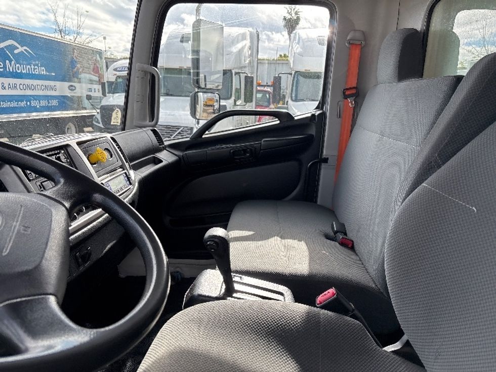 Refrigerated Truck-Light and Medium Duty Trucks-Hino-2019-268-Fresno-CA-66,779\n\t\tmiles-$ 72,750 - Image 18