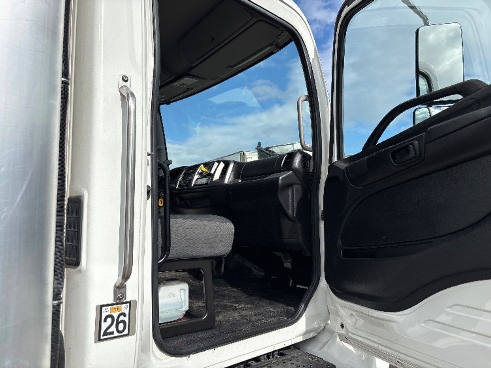 Refrigerated Truck-Light and Medium Duty Trucks-Hino-2019-268-Fresno-CA-66,779\n\t\tmiles-$ 72,750 - Image 19