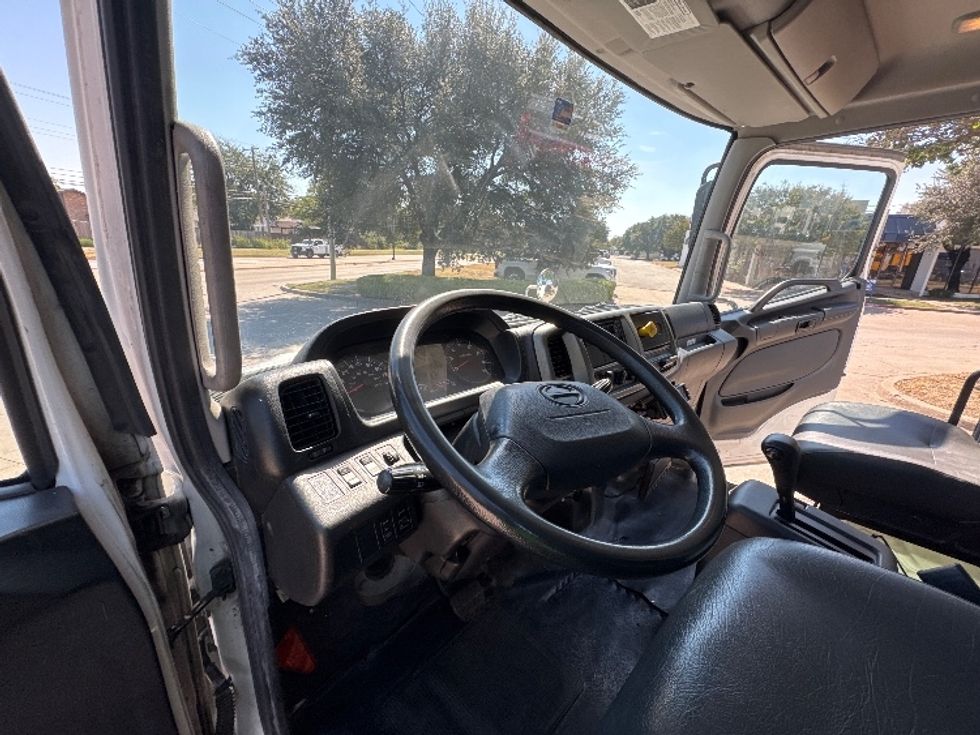 Refrigerated Truck-Light and Medium Duty Trucks-Hino-2019-268-Garland-TX-181,493\n\t\tmiles-$ 53,250 - Image 17