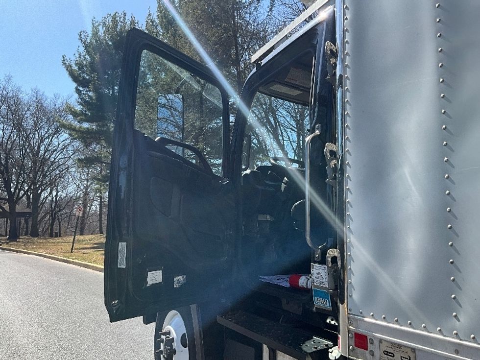 2019 Hino Conventional Type Truck photo 12