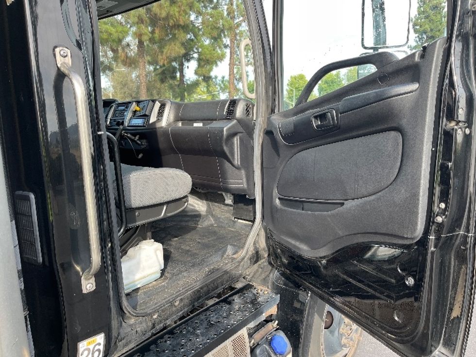 Refrigerated Truck-Light and Medium Duty Trucks-Hino-2019-268-Torrance-CA-168,751\n\t\tmiles-$ 48,250 - Image 20