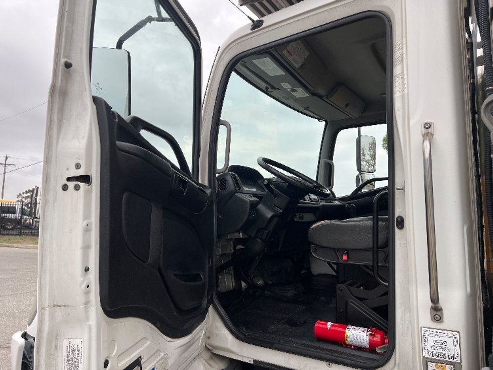 2019 Hino Conventional Type Truck photo 13