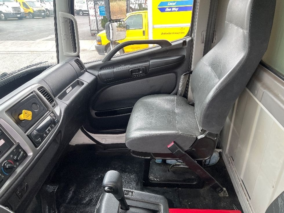 2019 Hino Conventional Type Truck photo 16