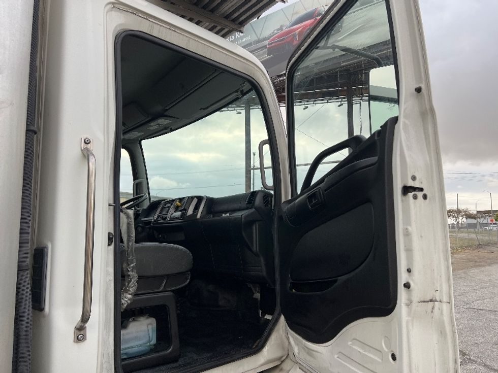 2019 Hino Conventional Type Truck photo 17