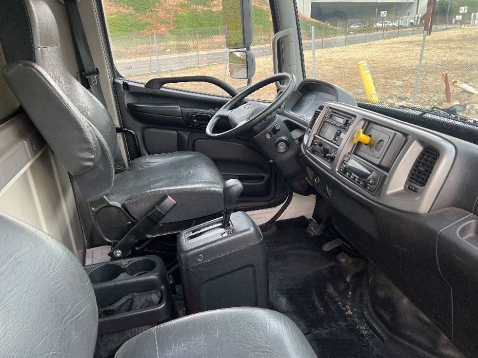 2019 Hino Conventional Type Truck photo 19