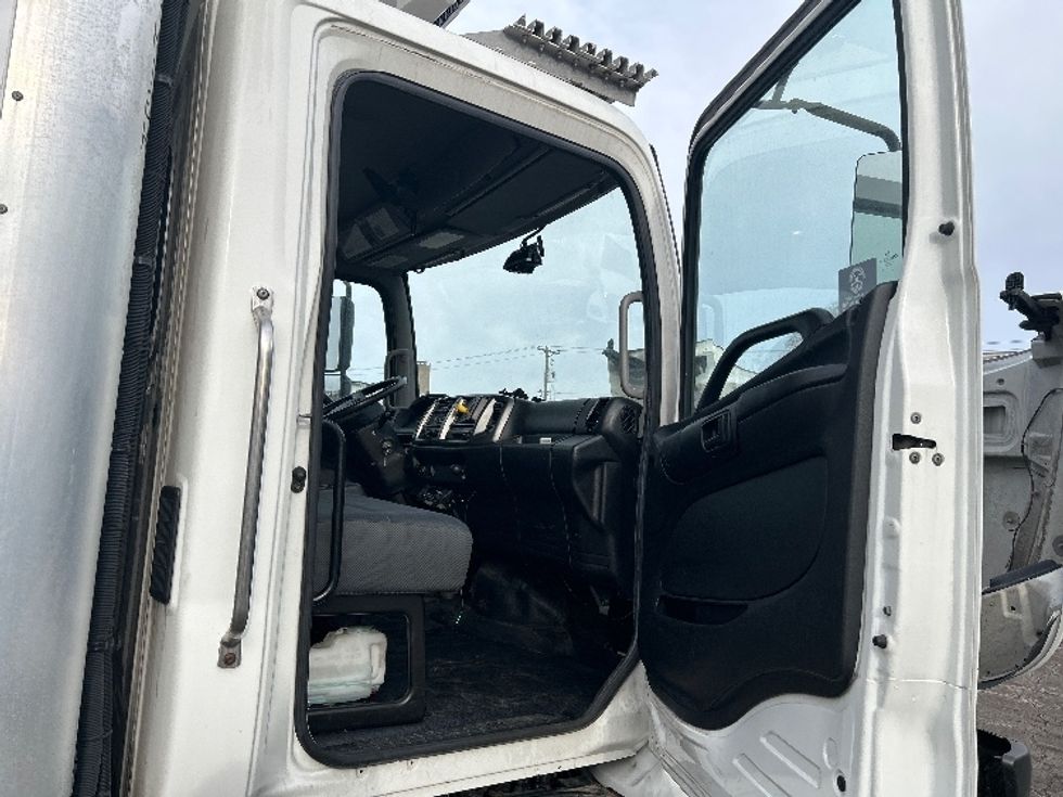 Refrigerated Truck-Light and Medium Duty Trucks-Hino-2019-338-Brooklyn Park-MN-133,000\n\t\tmiles-$ 52,500 - Image 19