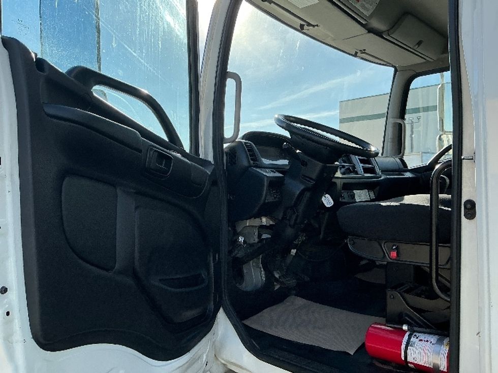 Refrigerated Truck-Light and Medium Duty Trucks-Hino-2019-338-Calgary-AB-275,313\n\t\tkm-$ 70,250 - Image 16