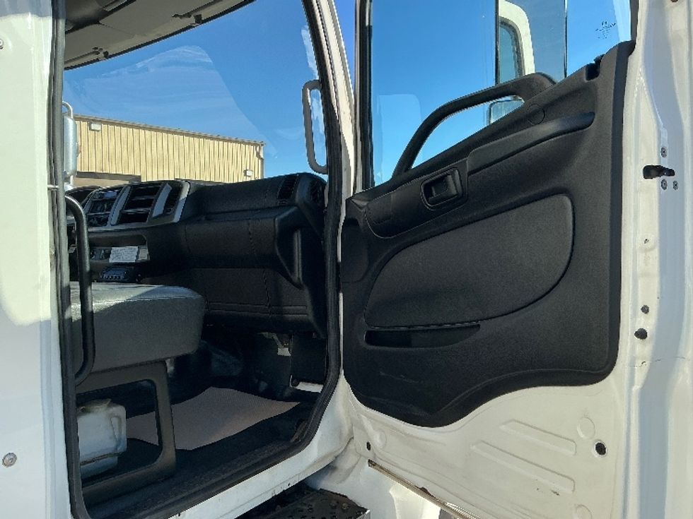 Refrigerated Truck-Light and Medium Duty Trucks-Hino-2019-338-Calgary-AB-275,313\n\t\tkm-$ 70,250 - Image 20