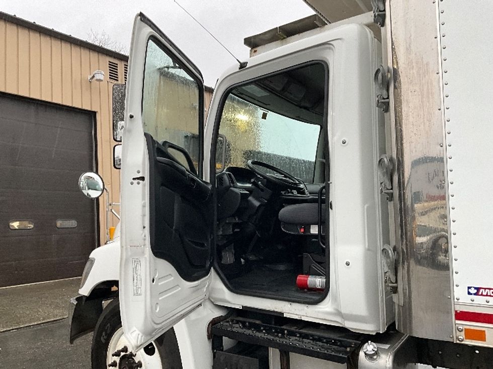 Refrigerated Truck-Light and Medium Duty Trucks-Hino-2019-338-Delta-BC-197,988\n\t\tkm-$ 66,000 - Image 15