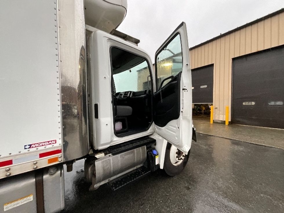 Refrigerated Truck-Light and Medium Duty Trucks-Hino-2019-338-Delta-BC-197,988\n\t\tkm-$ 66,000 - Image 19
