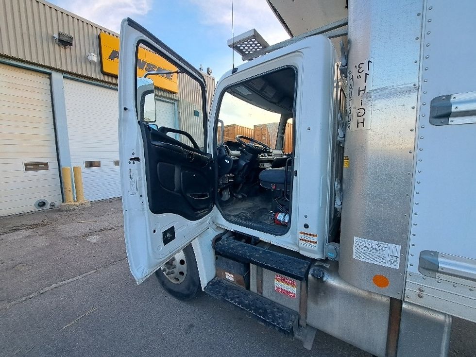 Refrigerated Truck-Light and Medium Duty Trucks-Hino-2019-338-Edmonton-AB-218,909\n\t\tkm-$ 77,500 - Image 16