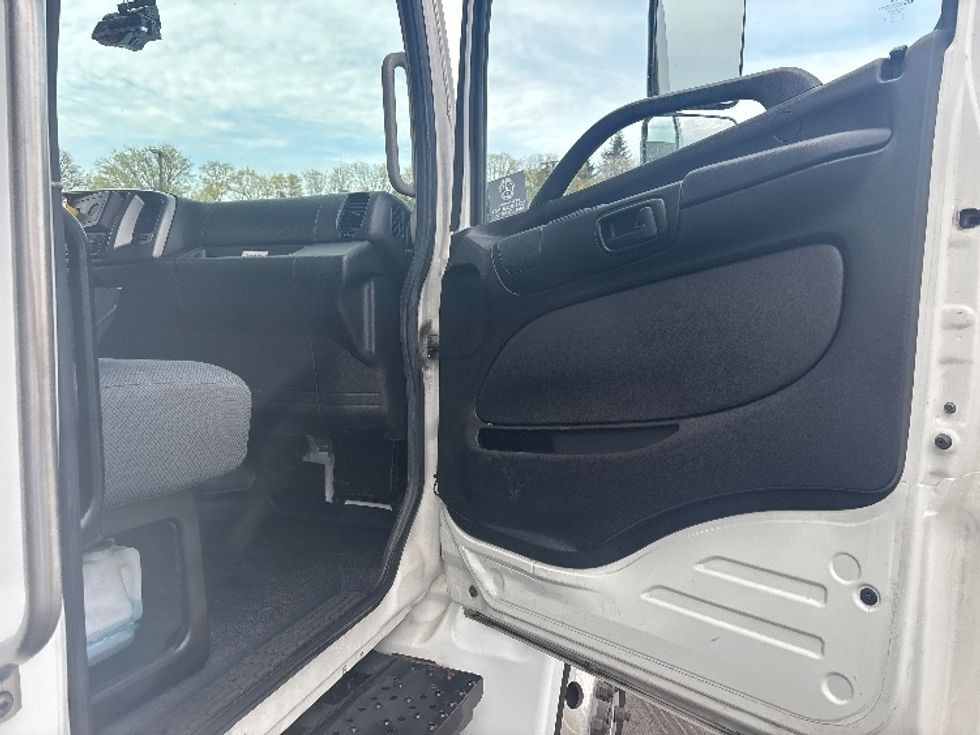 Refrigerated Truck-Light and Medium Duty Trucks-Hino-2019-338-Everett-WA-139,724\n\t\tmiles-$ 52,750 - Image 20
