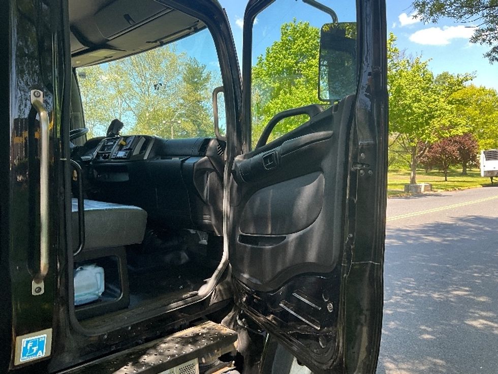 Refrigerated Truck-Light and Medium Duty Trucks-Hino-2019-338-Reading-PA-158,831\n\t\tmiles-$ 26,750 - Image 18