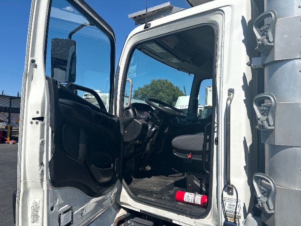 Refrigerated Truck-Light and Medium Duty Trucks-Hino-2019-338-Torrance-CA-101,374\n\t\tmiles-$ 55,250 - Image 16