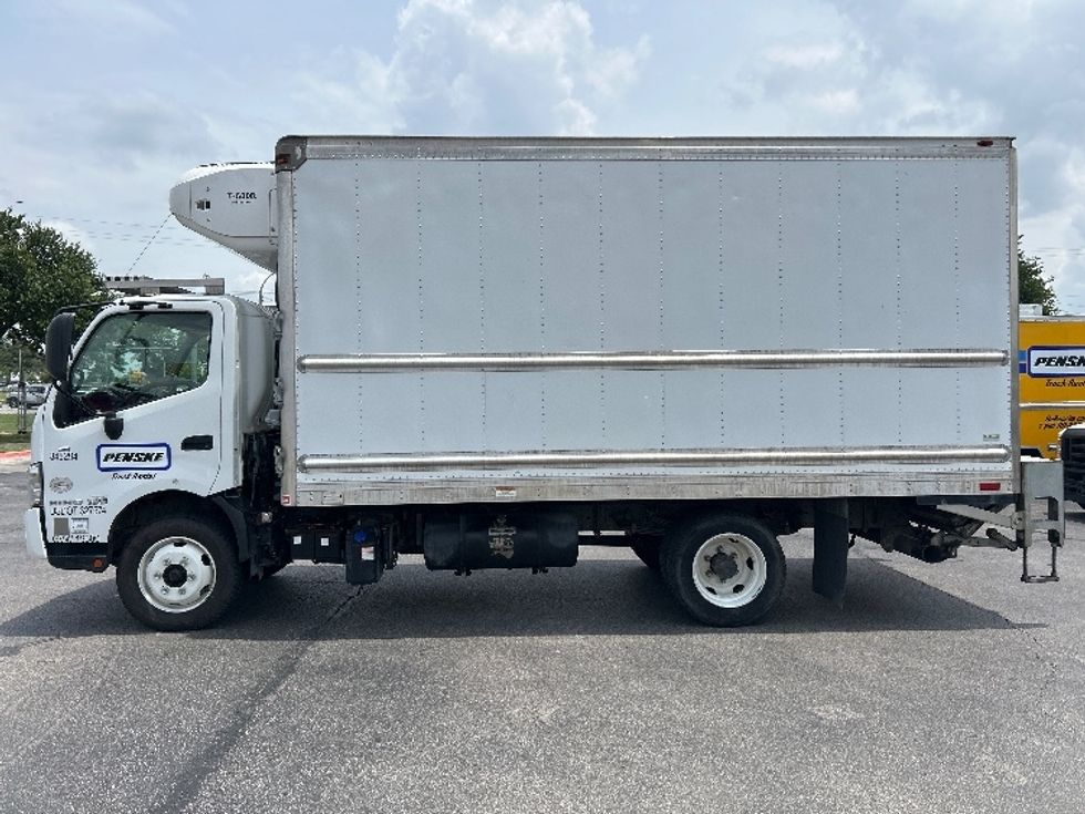 Refrigerated Truck-Light and Medium Duty Trucks-Hino-2020-195-Austin-TX-91,517\n\t\tmiles-$ 57,500 - Image 4