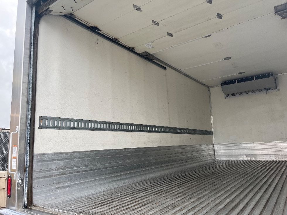 Refrigerated Truck-Light and Medium Duty Trucks-Hino-2020-195-Mississauga-ON-174,071\n\t\tkm-$ 72,500 - Image 10