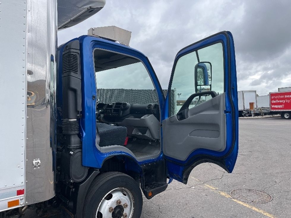 Refrigerated Truck-Light and Medium Duty Trucks-Hino-2020-195-Mississauga-ON-174,071\n\t\tkm-$ 72,500 - Image 19