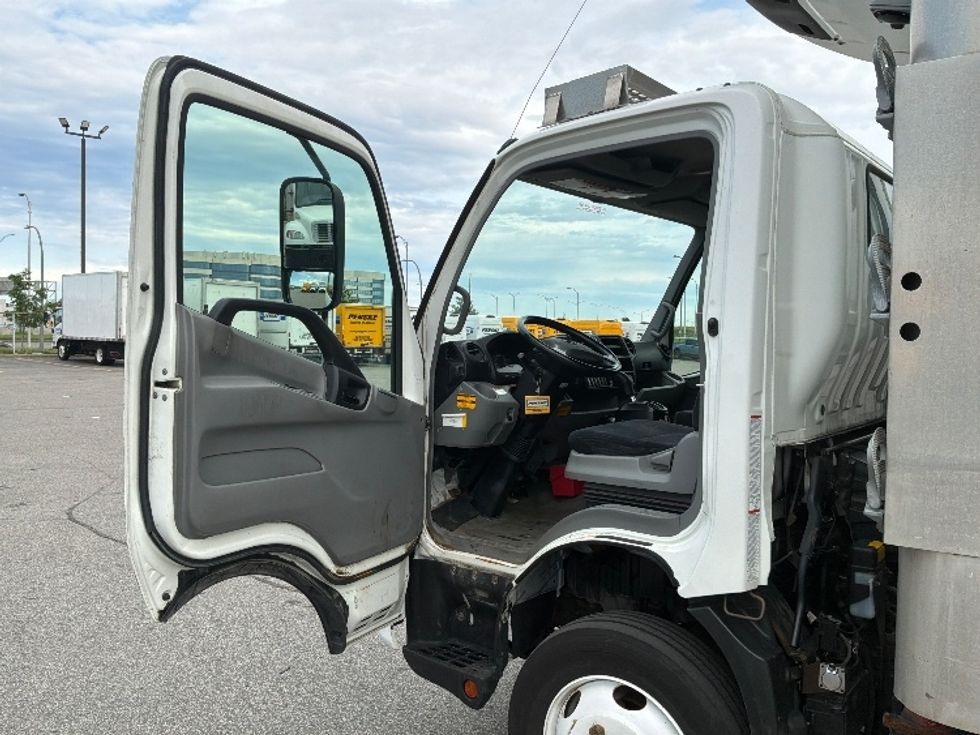 Refrigerated Truck-Light and Medium Duty Trucks-Hino-2020-195-Saint Laurent-PQ-110,053\n\t\tkm-$ 64,000 - Image 16