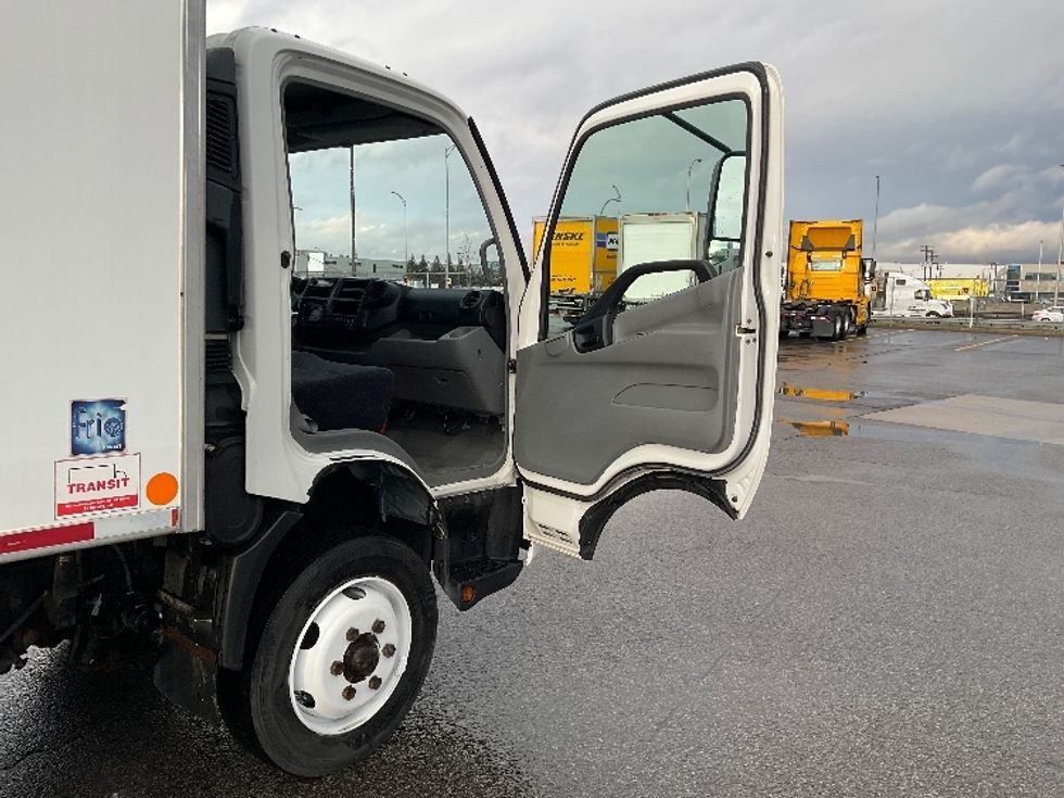 Refrigerated Truck-Light and Medium Duty Trucks-Hino-2020-195-Saint Laurent-PQ-190,559\n\t\tkm-$ 70,250 - Image 19