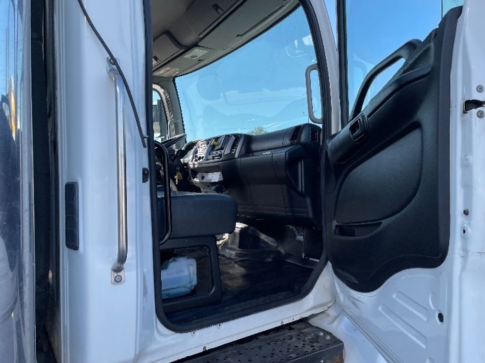 Refrigerated Truck-Light and Medium Duty Trucks-Hino-2020-268-Fresno-CA-141,911\n\t\tmiles-$ 70,250 - Image 19